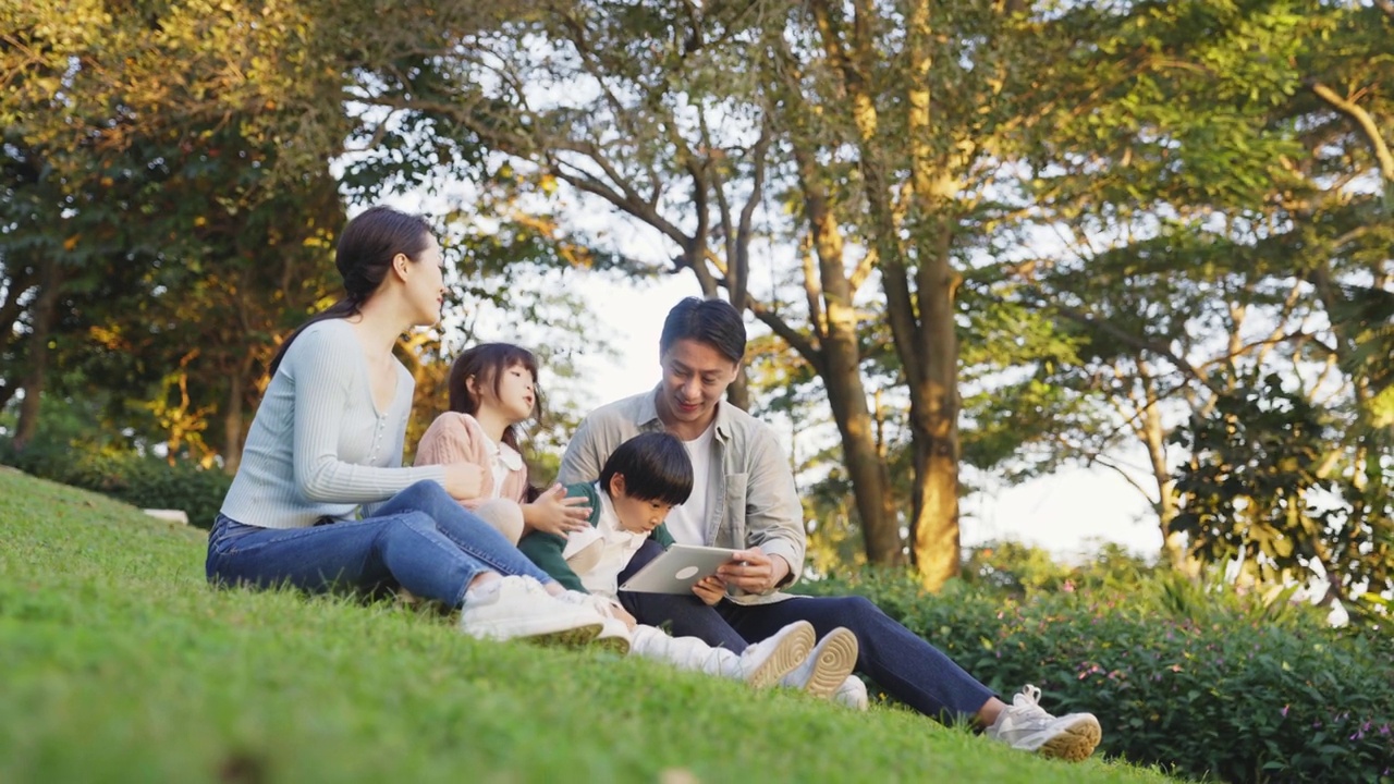 亚洲家庭在城市公园的户外放松视频素材