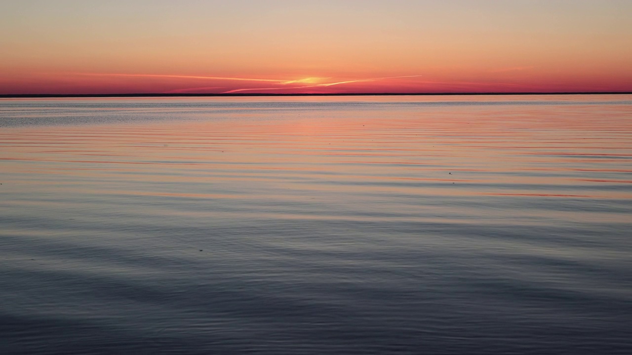 湖上的夕阳。视频素材