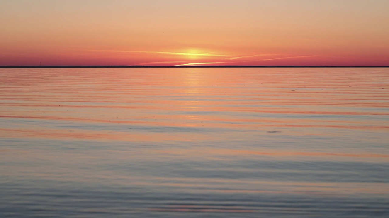 湖上的夕阳。视频素材