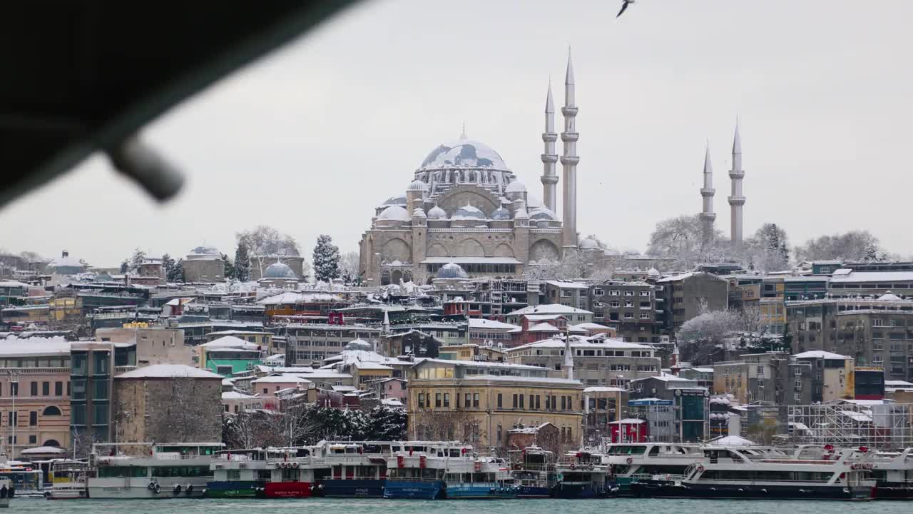 俯瞰博斯普鲁斯的米诺努部分，下雪天的伊斯坦布尔清真寺，Fatih emonu地区的视图，伊斯坦布尔博斯普鲁斯海岸的视图，下雪天的Rustem pasa清真寺视频素材