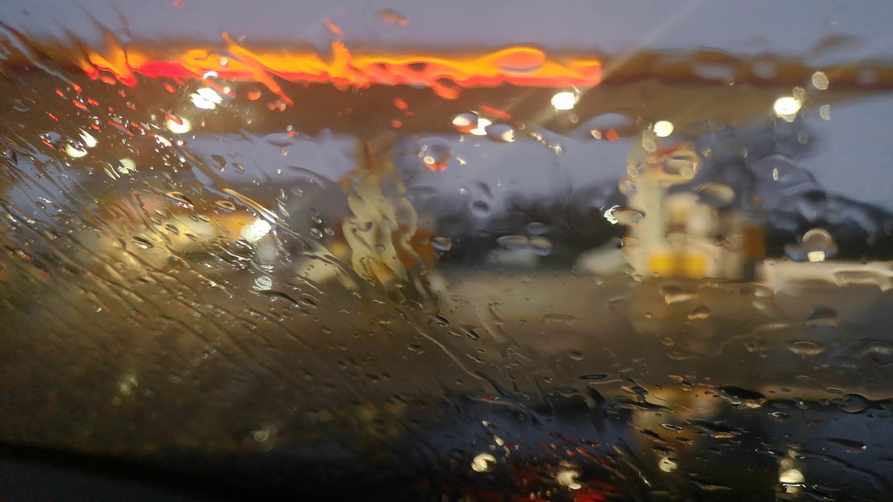 雨中车灯在城市交通中的自然散景视频素材