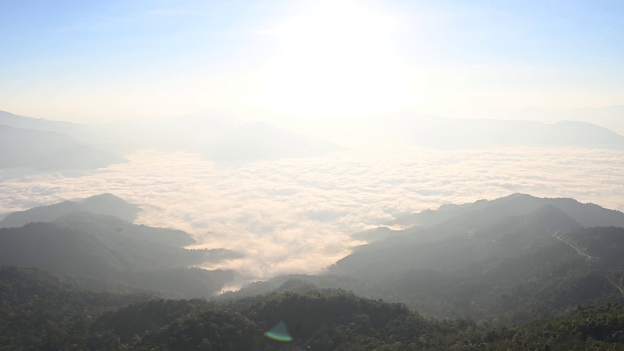 在泰国北部地区，日出时美丽的雾海覆盖了山脉。视频素材