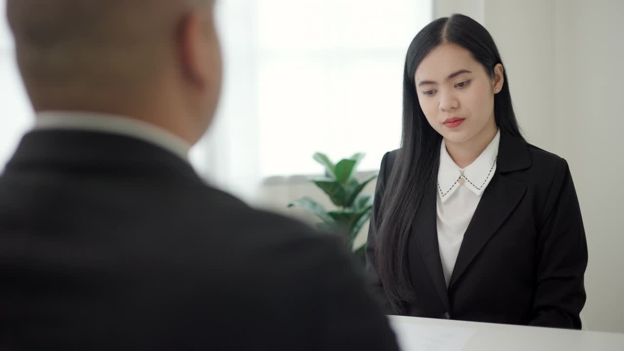 一名聪明的亚洲女性在求职面试前与人力资源部的工作人员握手。快乐的女人寻求者或保险经纪人提出一项业务。女商人发送简历。视频素材