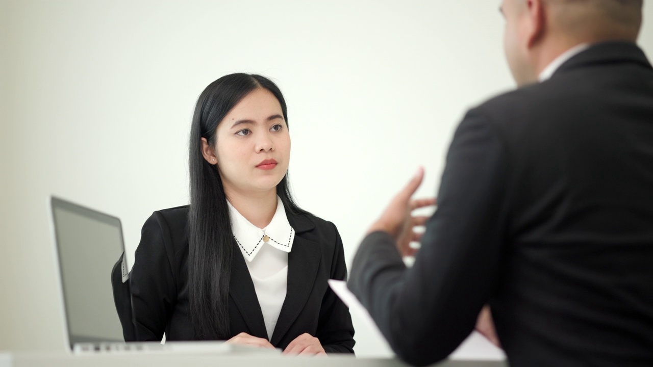 商务女性在求职面试前向人力资源部门的工作人员打招呼，申请一份工作。快乐的女人寻求者或保险经纪人提出一项业务。聪明的亚洲女人发送简历。视频素材