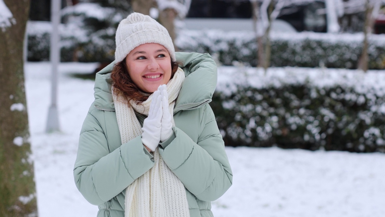 年轻女子享受着一个下雪的冬日视频素材