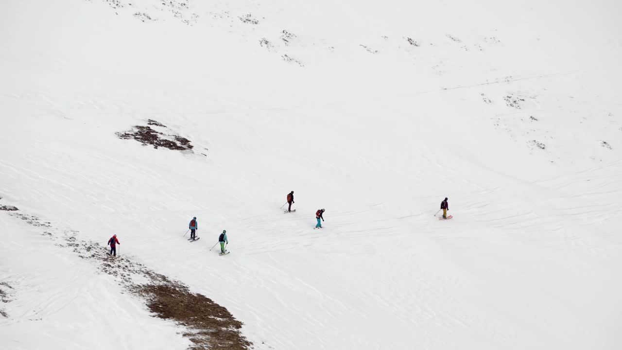 一群人在乡间滑雪和单板滑雪，在深深的粉雪中自由滑雪和单板滑雪。极端的冬季运动视频素材