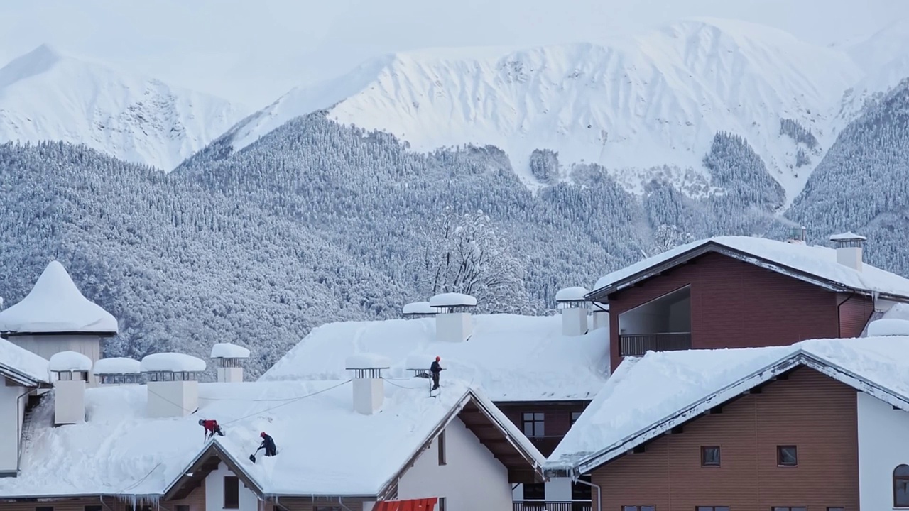 人们把雪从屋顶上移走。雪灾过后，一大队工人把屋顶上的雪铲掉视频下载