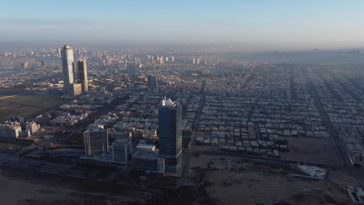 4k电影空中视频城市景观和卡拉奇城市地标与美丽的日出视频素材