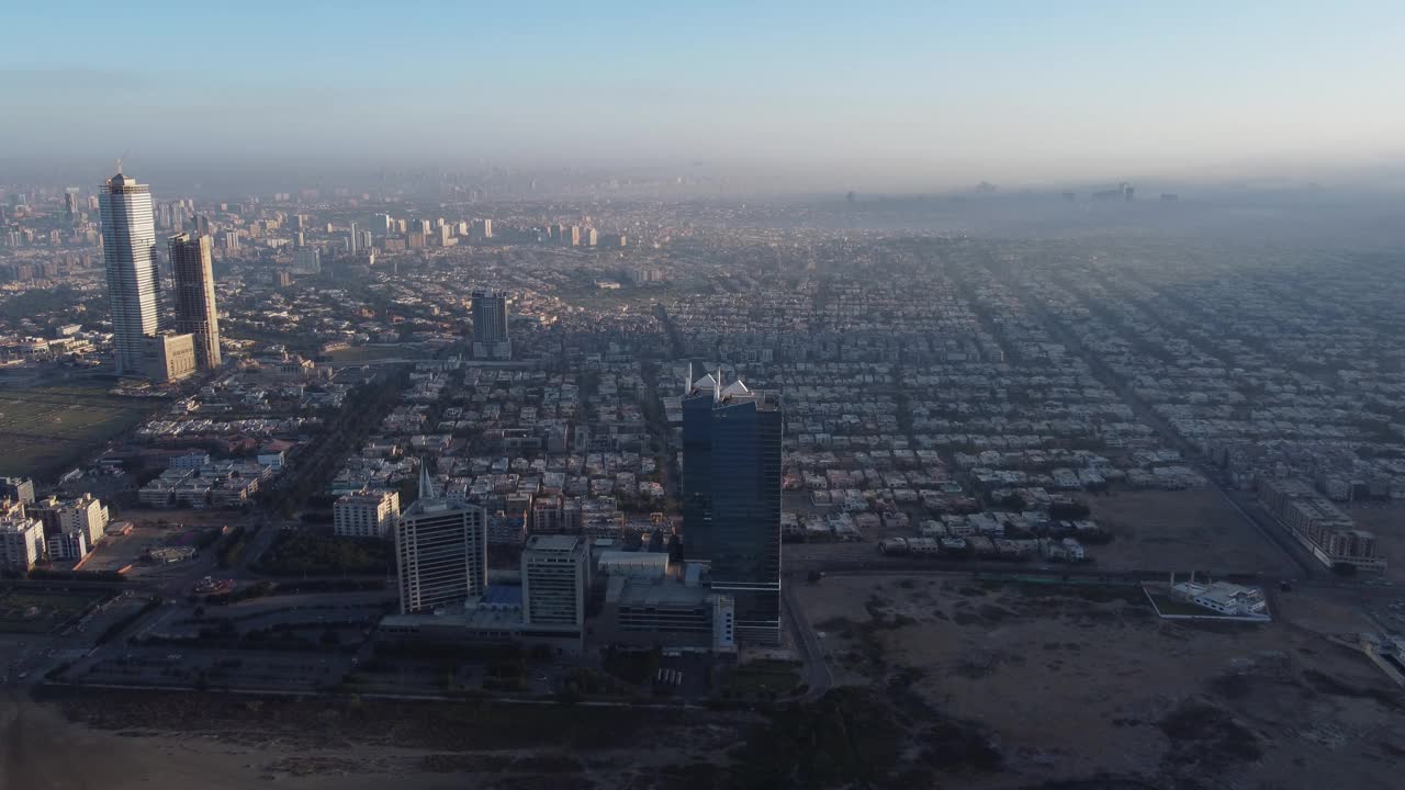 4k电影空中视频城市景观和卡拉奇城市地标与美丽的日出视频素材