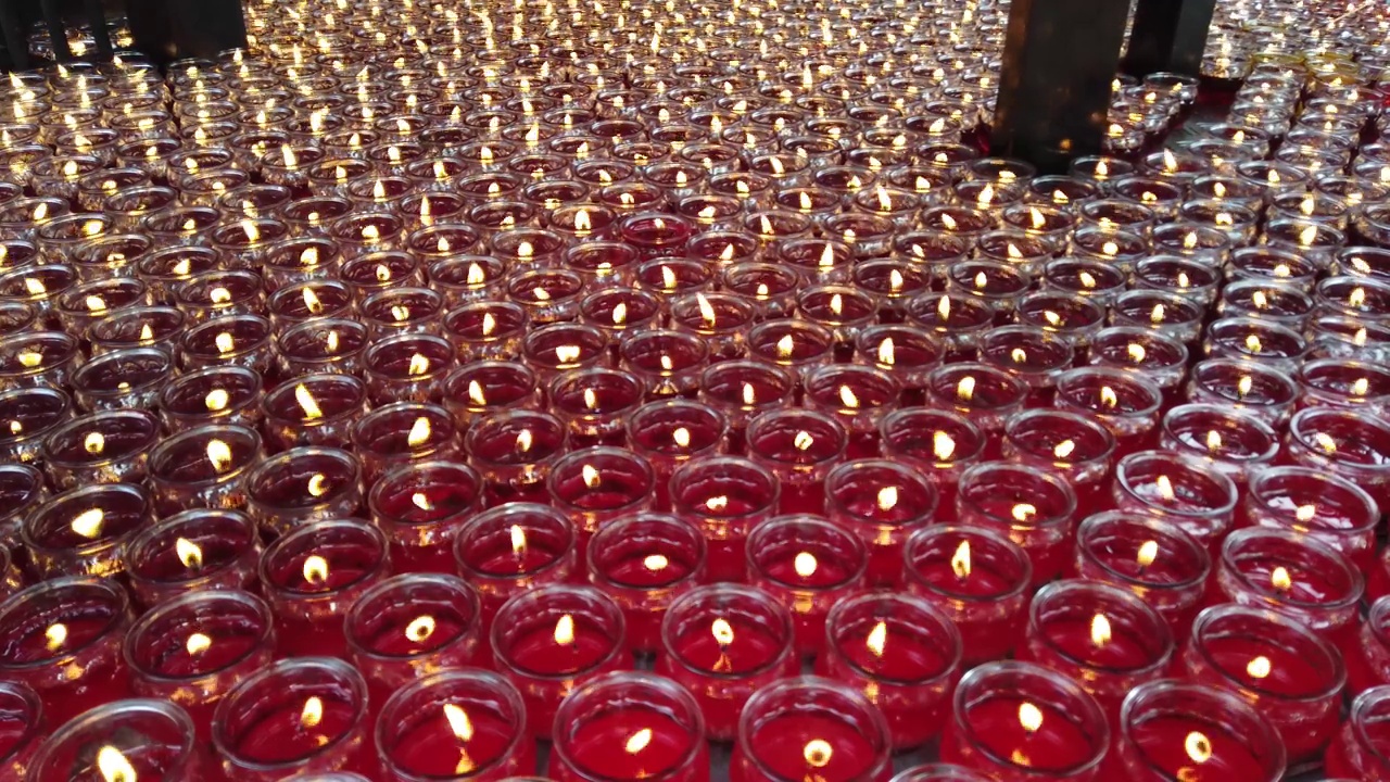 文殊寺的红蜡烛视频素材