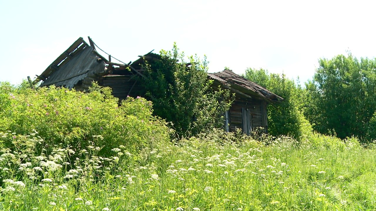 一个废弃的俄罗斯村庄的旧小屋视频素材