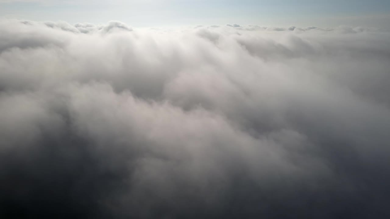 空中飞向浓雾的晨云视频素材