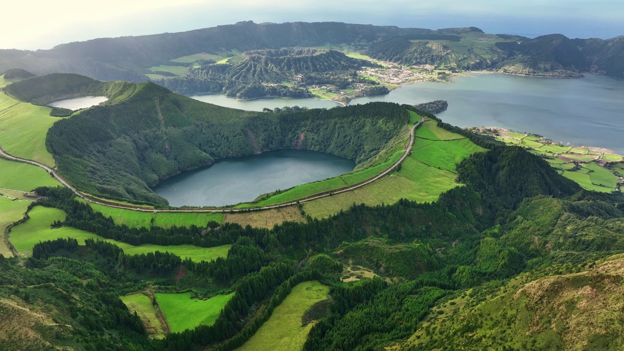 鸟瞰著名的拉戈阿斯塞特Cidades湖。死火山环形山中的湖泊被绿色植被环绕。葡萄牙亚速尔群岛圣米格尔岛视频素材