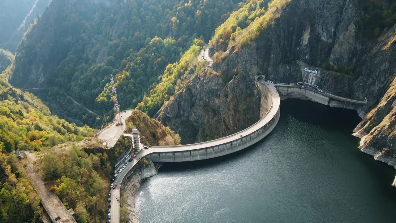 无人机在罗马尼亚拍摄的自然景观。山谷在喀尔巴阡山脉与维德拉鲁湖，山坡上有茂密的森林视频素材