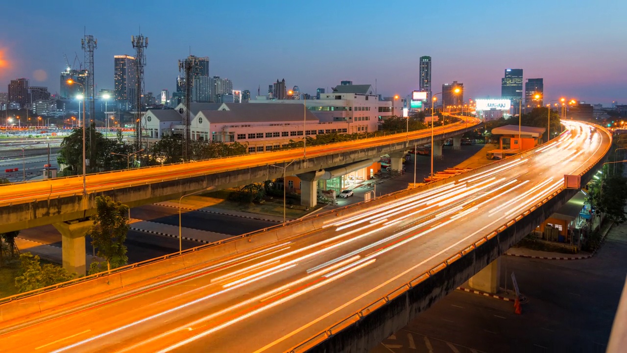 时间推移，繁忙的高速公路在大都市中心的日落场景。交通和基础设施概念，泰国曼谷视频下载