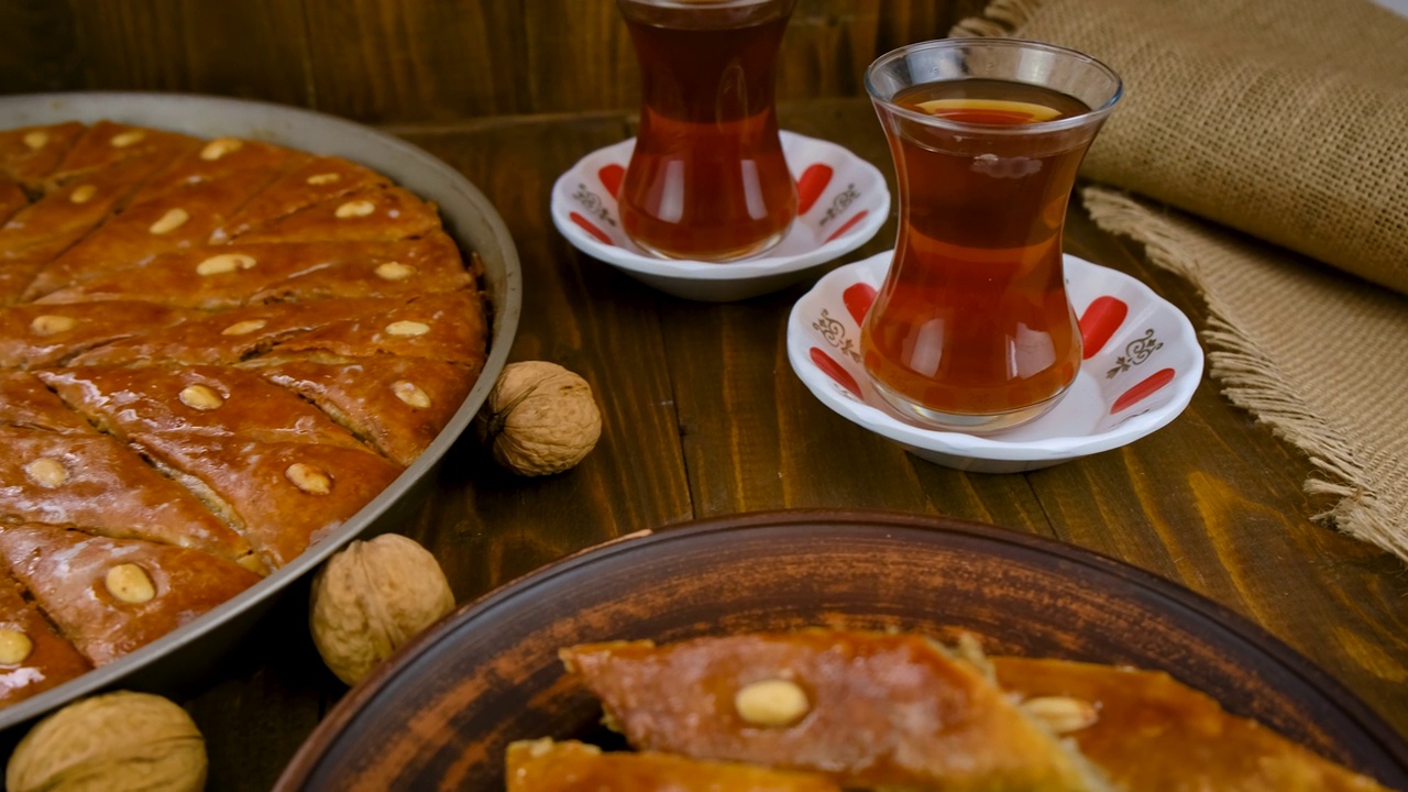 桌上摆着巴克拉瓦和土耳其茶。有选择性的重点。食物。视频素材