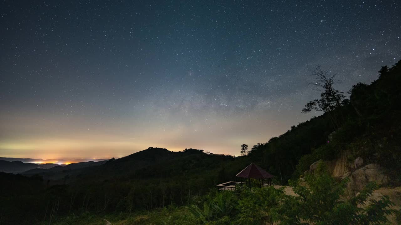 泰国颂卡省迦那区，银河和日出的夜晚到白天视频素材