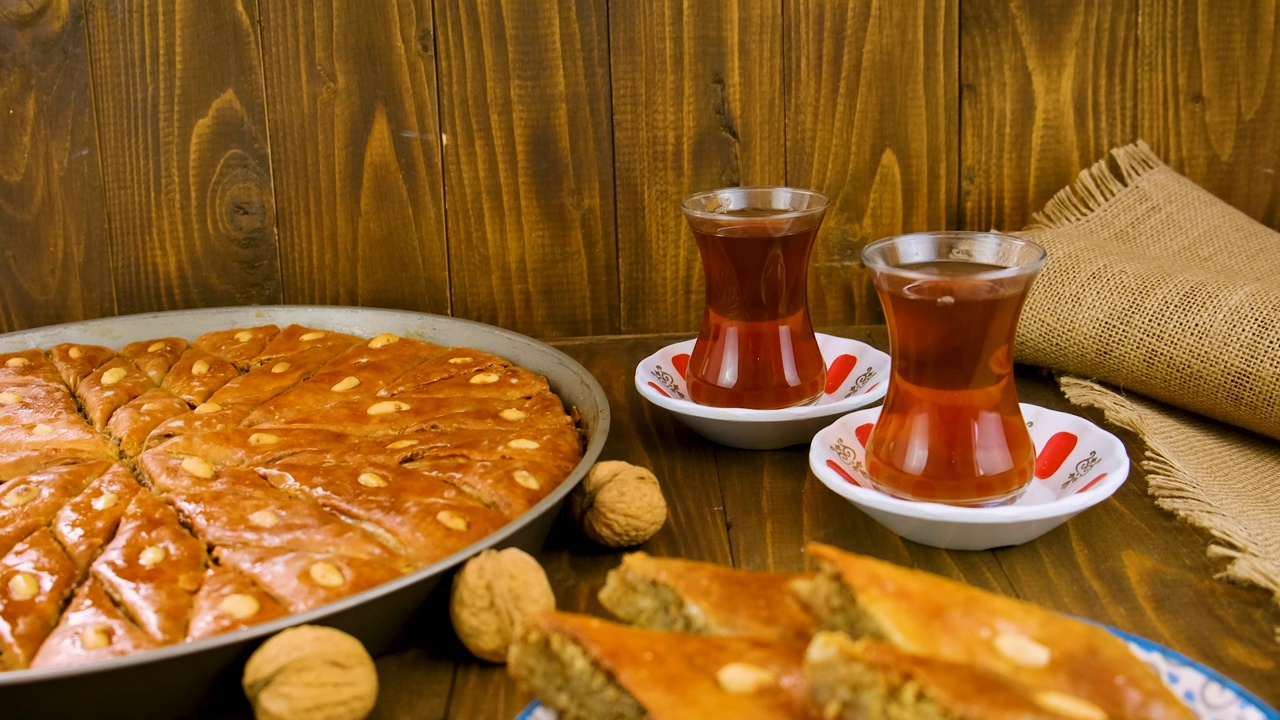 桌上摆着巴克拉瓦和土耳其茶。有选择性的重点。食物。视频素材