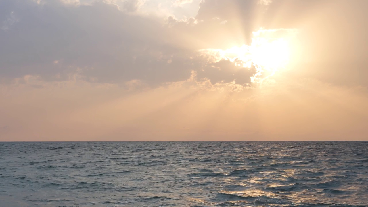 海岸上美丽的日落。海浪在海上，卵石滩。视频素材