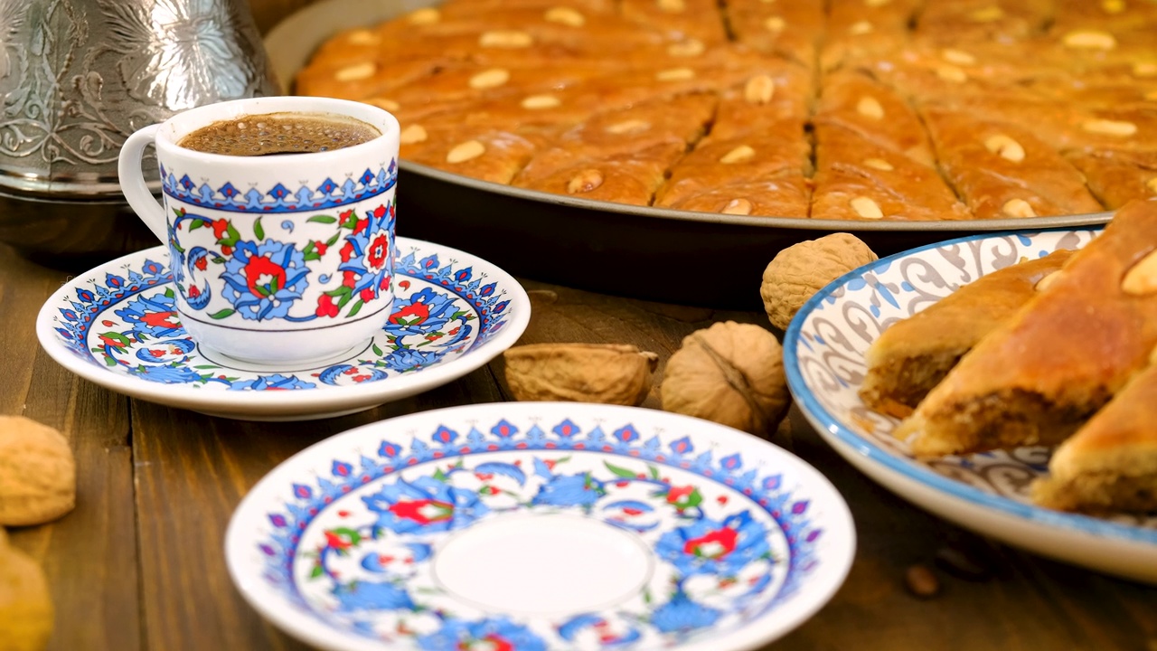 桌上有巴克拉瓦和土耳其咖啡。有选择性的重点。食物。视频素材
