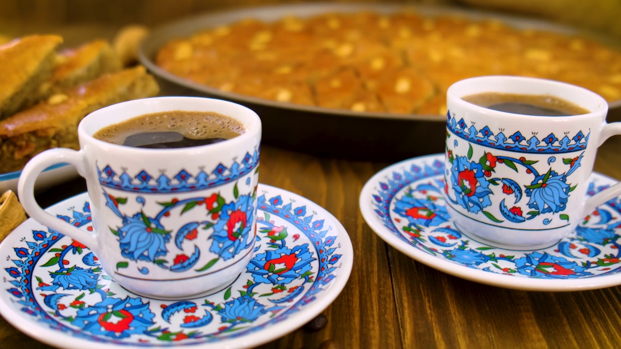 桌上有巴克拉瓦和土耳其咖啡。有选择性的重点。食物。视频素材