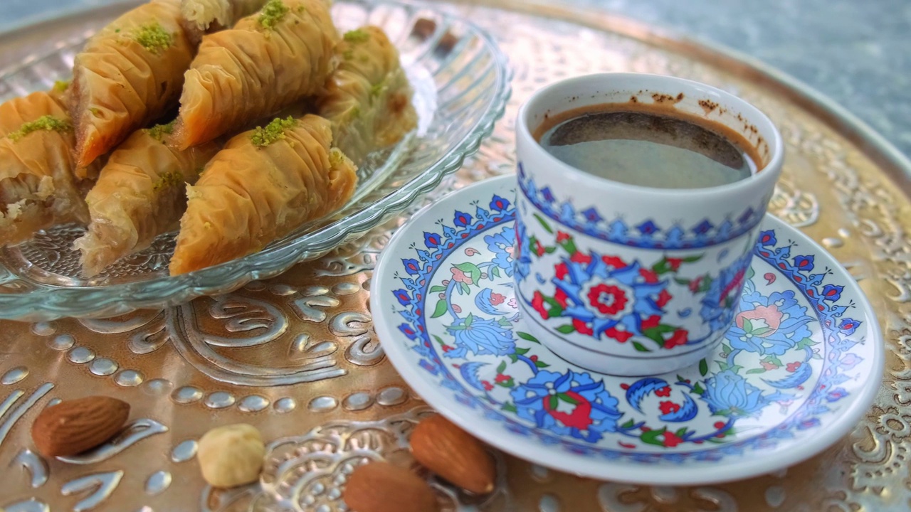 桌上有土耳其咖啡和果仁蜜饼。有选择性的重点。食物。视频素材