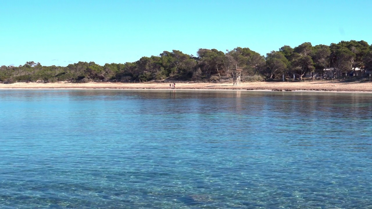 在一个阳光明媚的日子里，在马洛坎岛旅游胜地圣约尔迪的埃斯坦尼海滩的全景视频下载