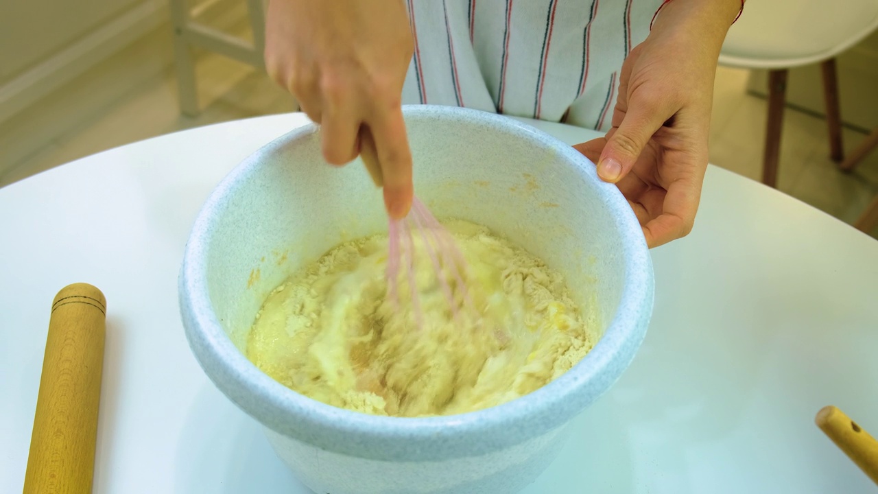 一个女人正在厨房揉面。有选择性的重点。食物。视频素材