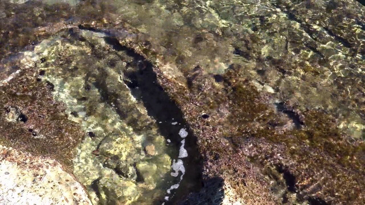 在一个阳光明媚的日子里，在马洛坎岛旅游胜地圣约尔迪的埃斯坦尼海滩的全景视频下载