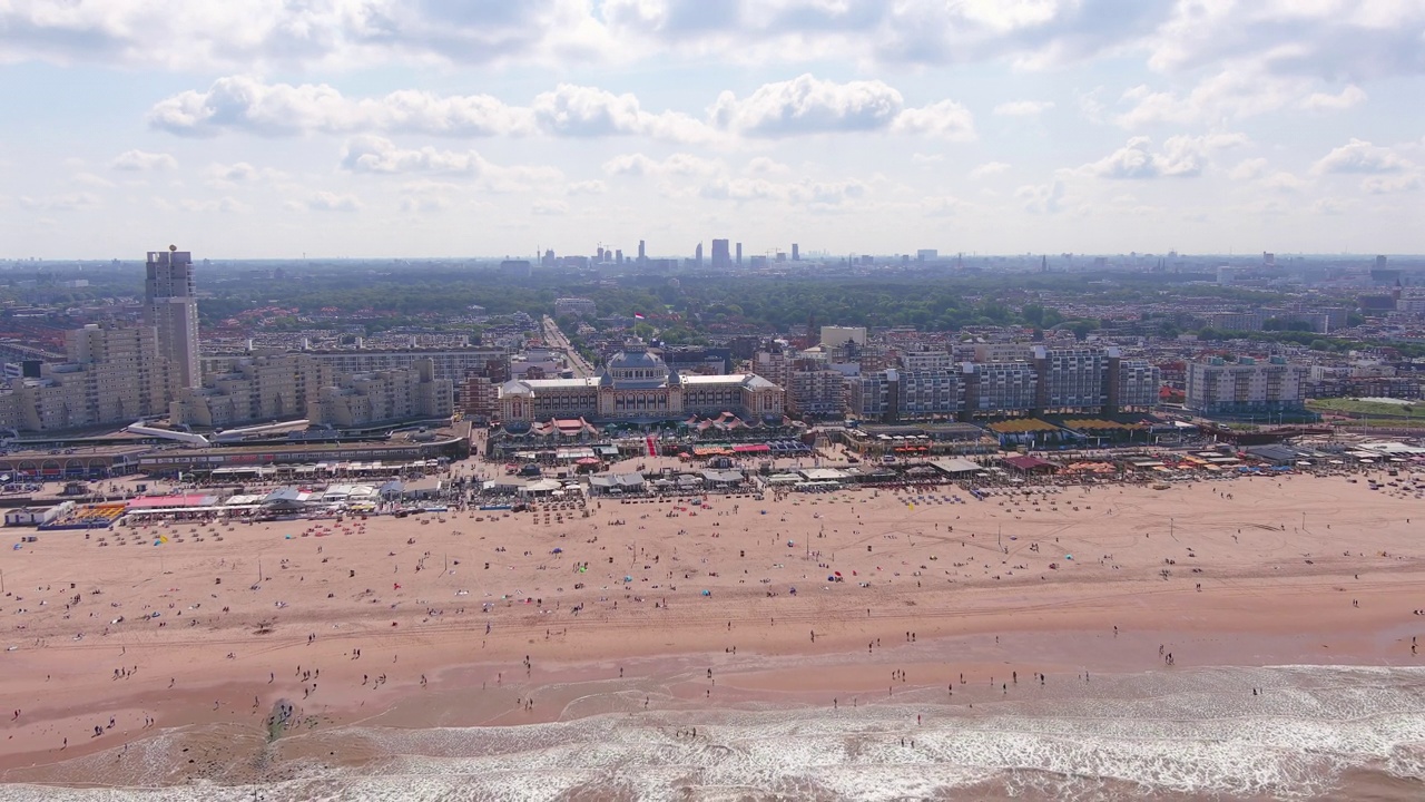 海牙:鸟瞰海牙市著名的斯海弗宁根海滩，豪华酒店和夏季的北海——从空中俯瞰荷兰的全景，欧洲视频素材