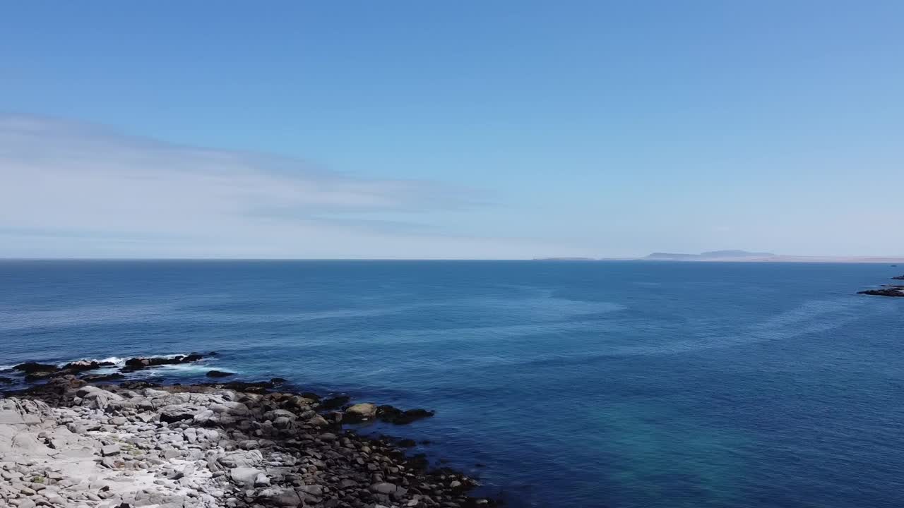 阿塔卡马沙漠干旱海岸线的惊人鸟瞰图，Playa La Virgen (Virgin Beach)，智利火山口。视频素材