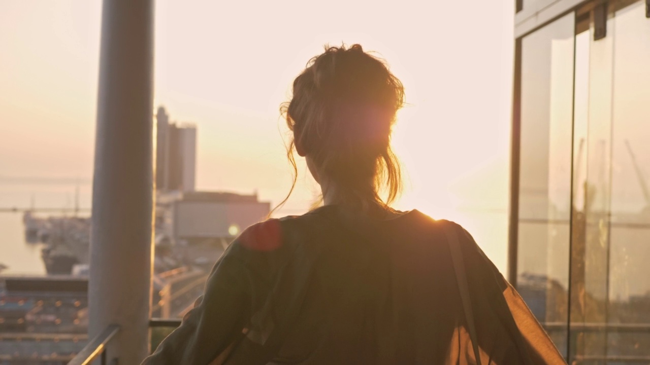 可爱的年轻女子散步和放松的背影视频素材