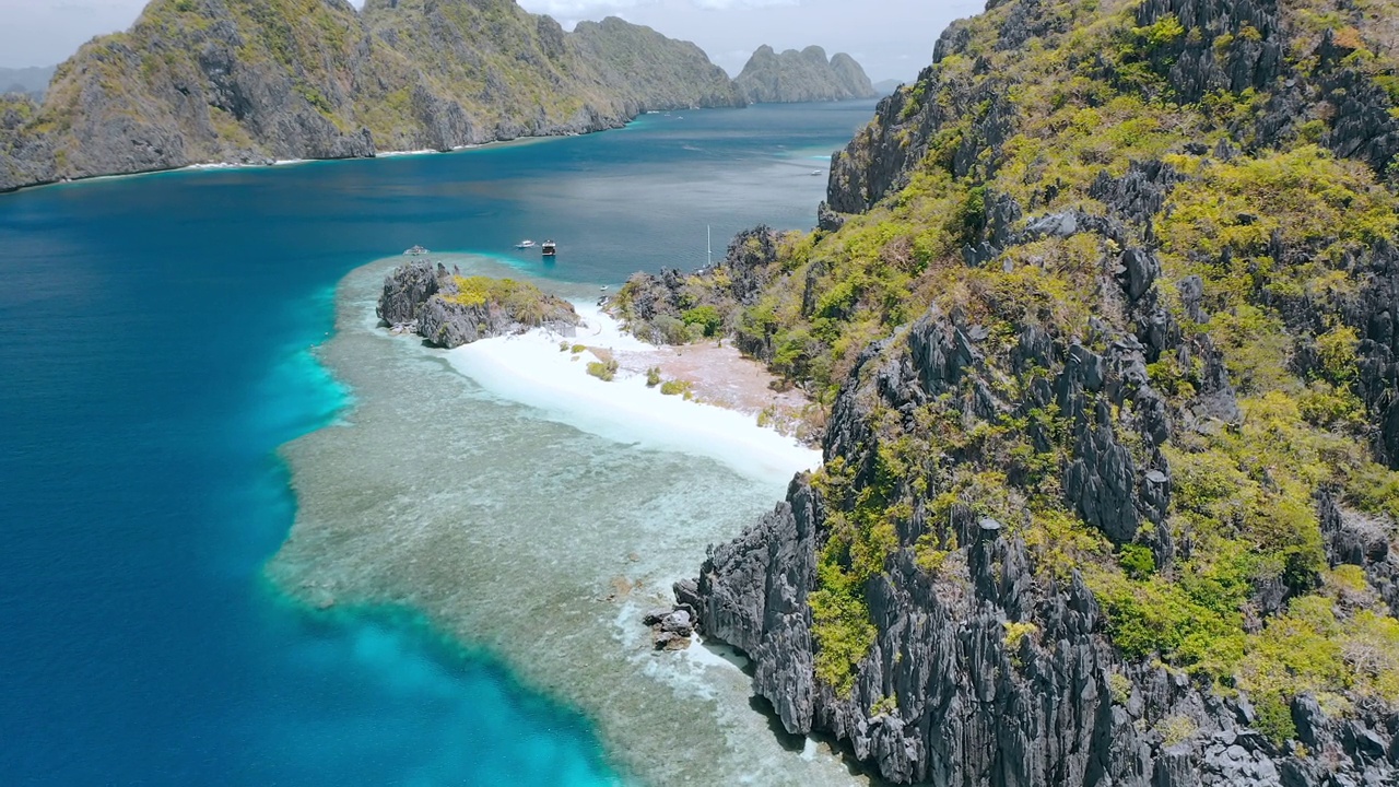 星光海滩在塔皮坦岛附近的Matinloc神社。El Nido，巴拉望岛，菲律宾。风景优美，有石灰岩岩石，天堂般的海滩和珊瑚礁边缘视频下载