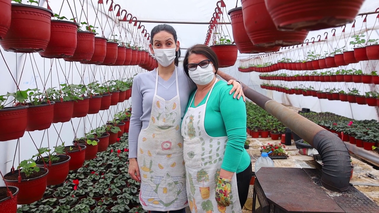 母女俩都是植物学家视频素材