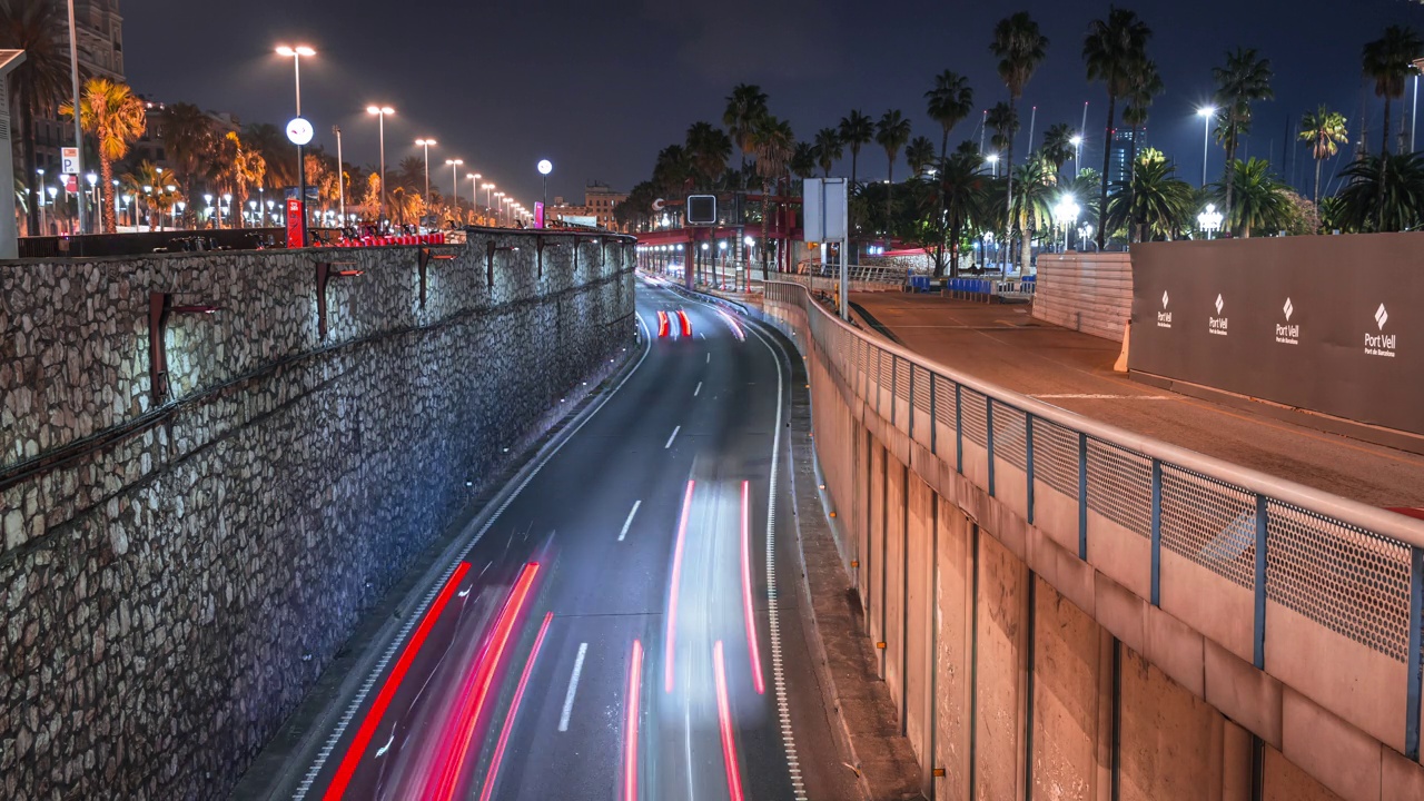 夜间道路上行驶的汽车视频素材