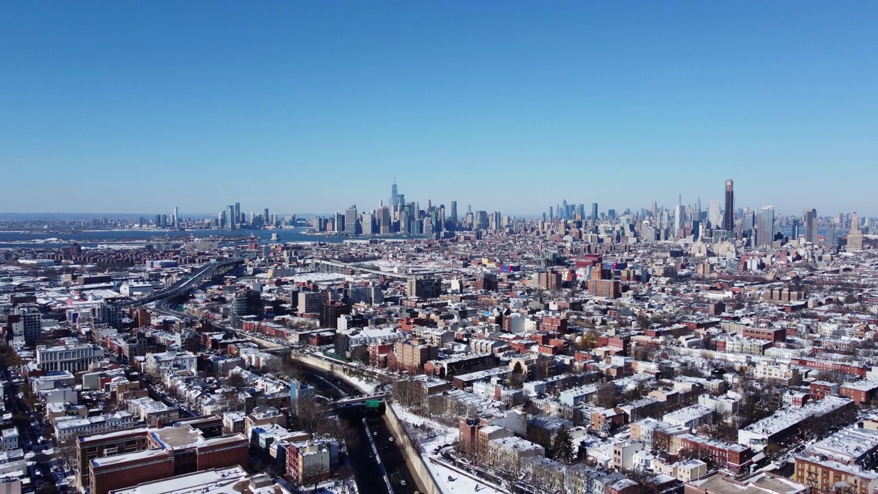 空中/无人机拍摄的布鲁克林暴风雪后，纽约曼哈顿天际线的背景。视频素材