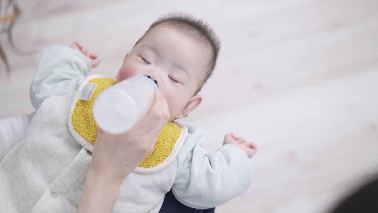 亚洲婴儿喝牛奶睡觉视频下载