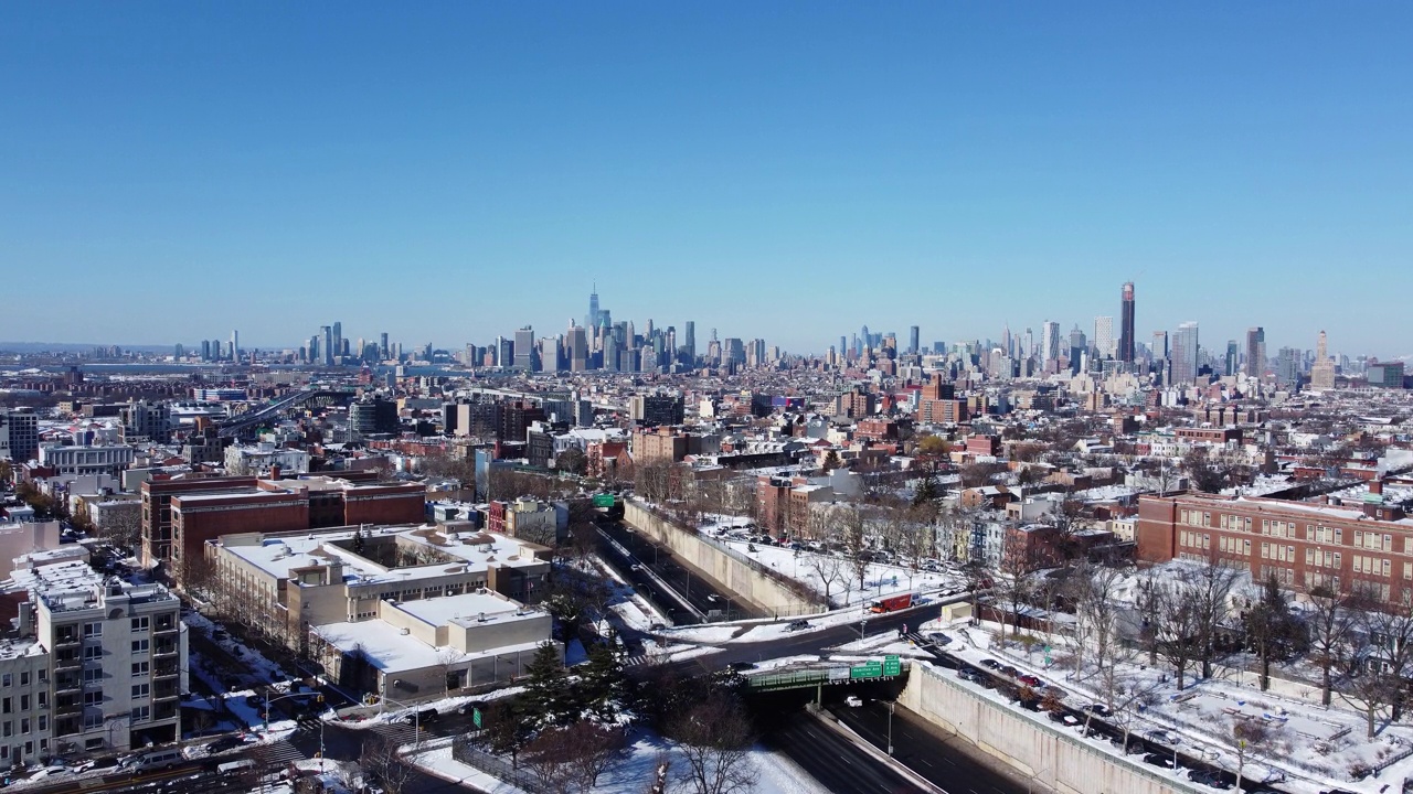 空中/无人机拍摄的布鲁克林暴风雪后，纽约曼哈顿天际线的背景。视频素材