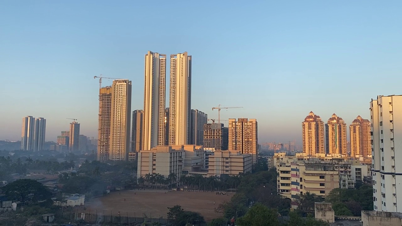 孟买郊区黎明时分的摩天大楼景象视频素材