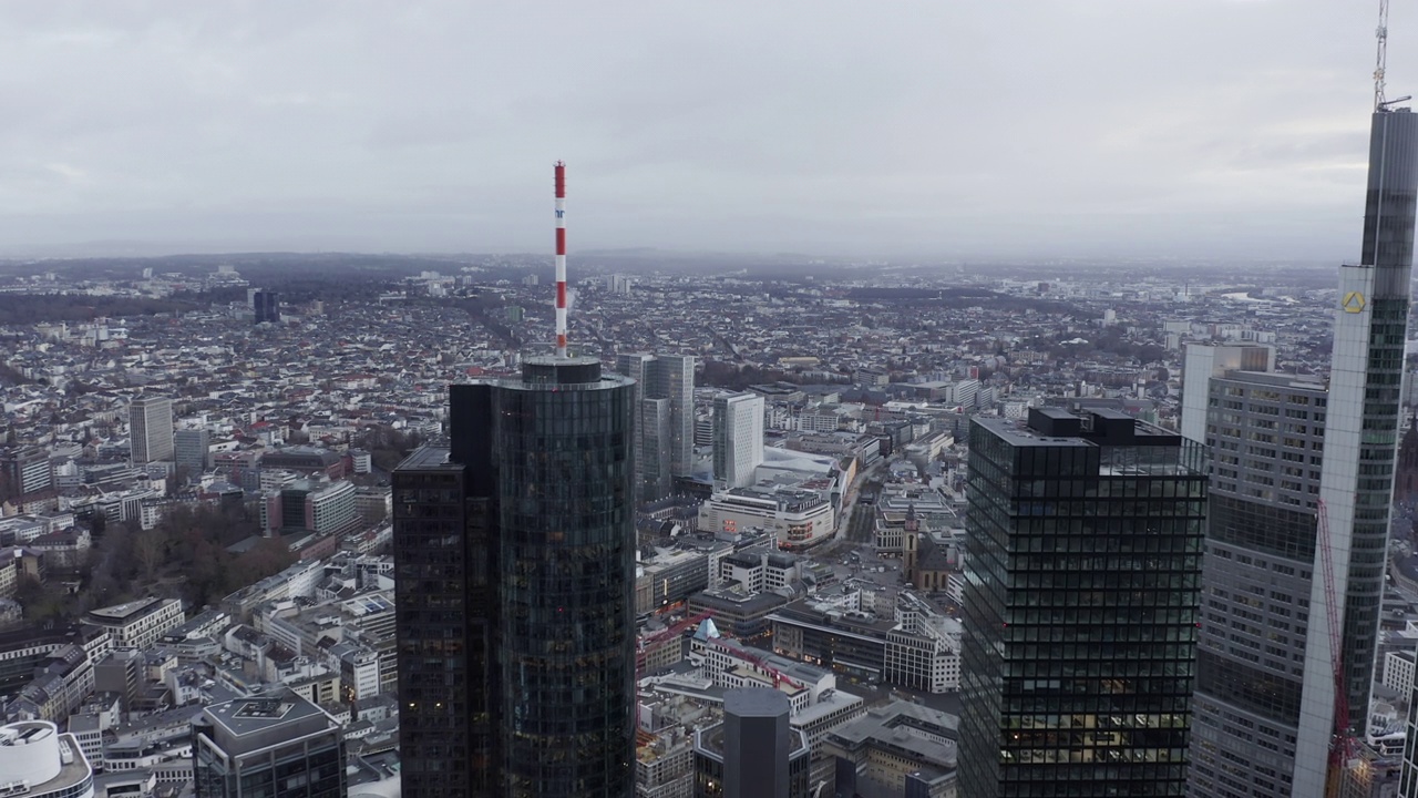 高耸在城镇之上的高层商业建筑。城市的背景。德国美因河畔的法兰克福视频素材