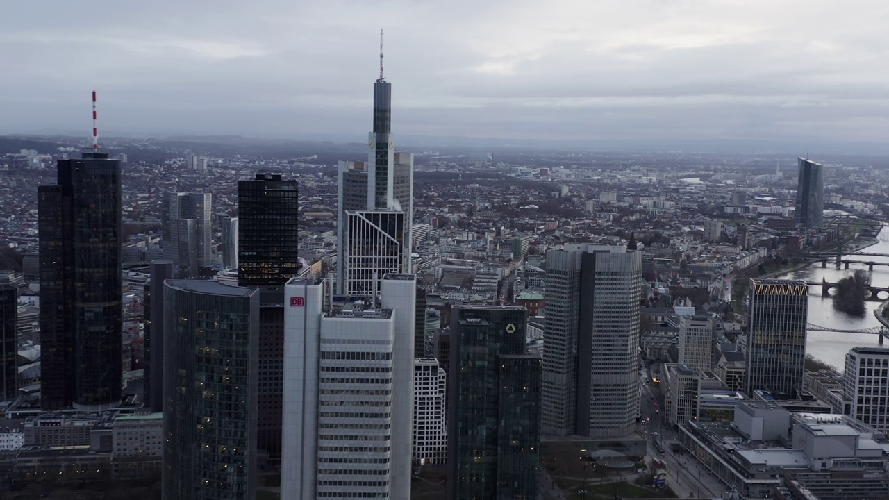 俯瞰城市的摩天大楼群的航拍全景。高大的现代化办公大楼。德国美因河畔的法兰克福视频素材