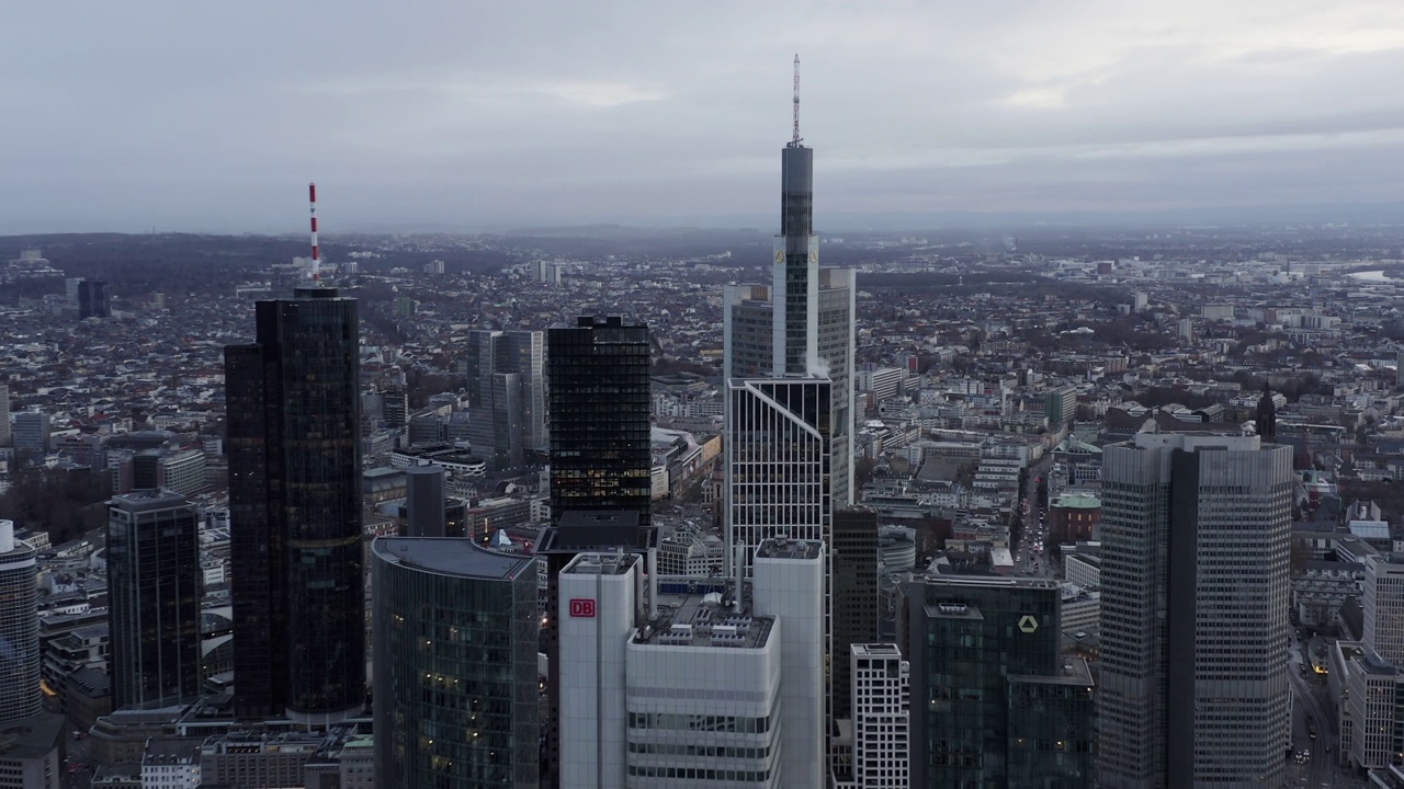 在阴天飞到大城市的上空。商务区办公大楼的空中全景镜头。德国美因河畔的法兰克福视频素材