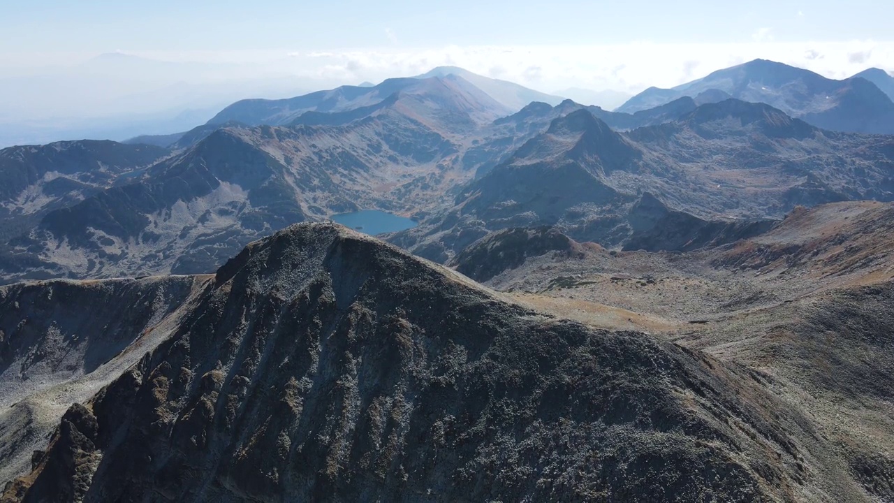 鸟瞰保加利亚皮林山Polezhan峰视频素材