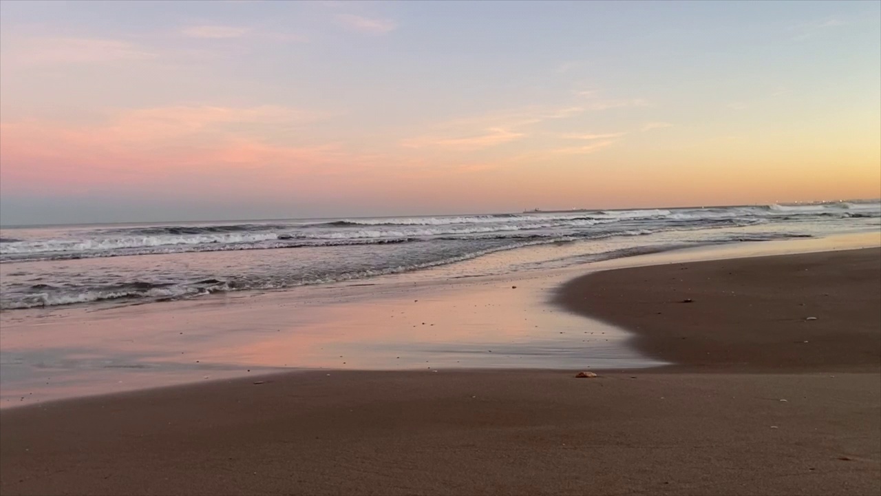 海浪在戏剧性的日落背景。日落时的海岸线和海滩。海滨西班牙海滩上的日出景观。海岸线在傍晚时分。地中海岸边。视频素材