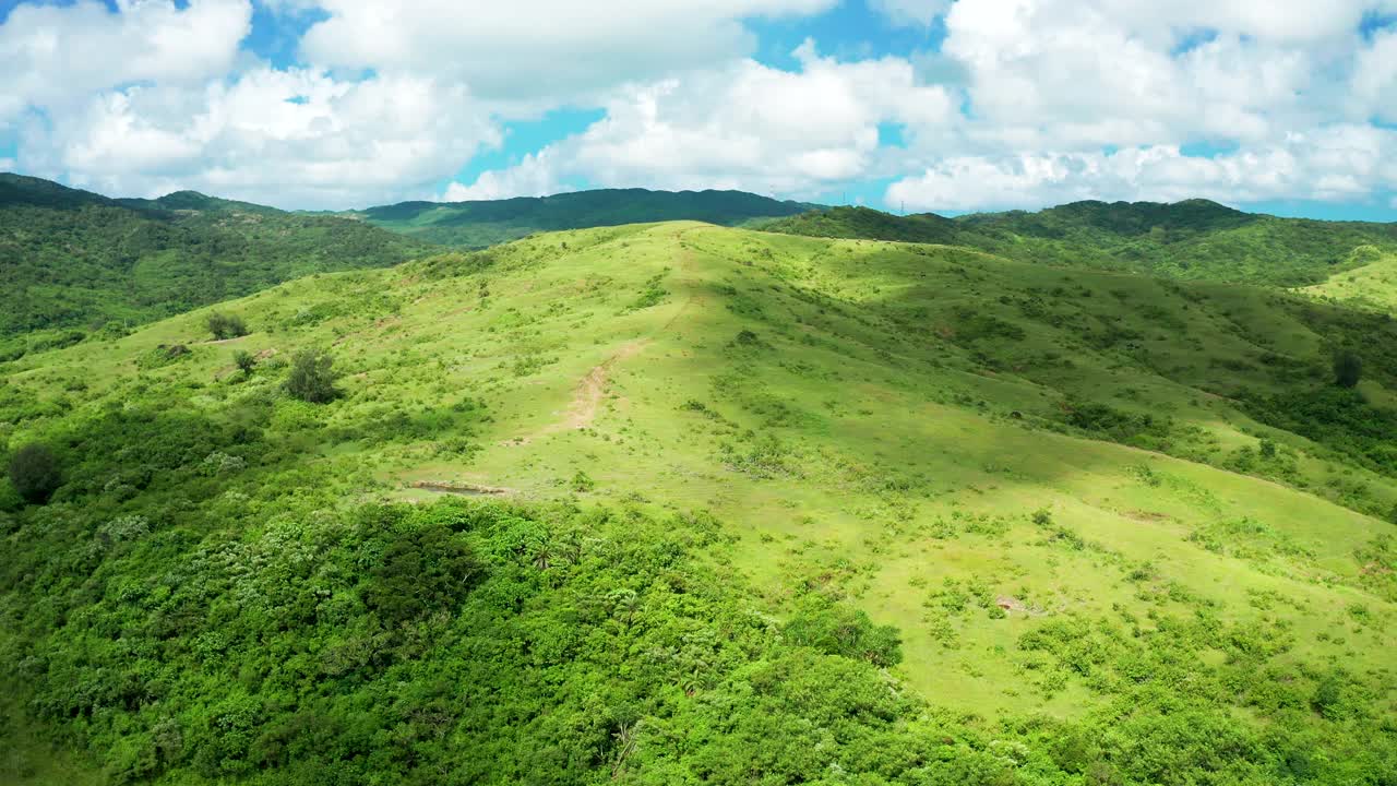 全景鸟瞰图，草地和云朵视频素材