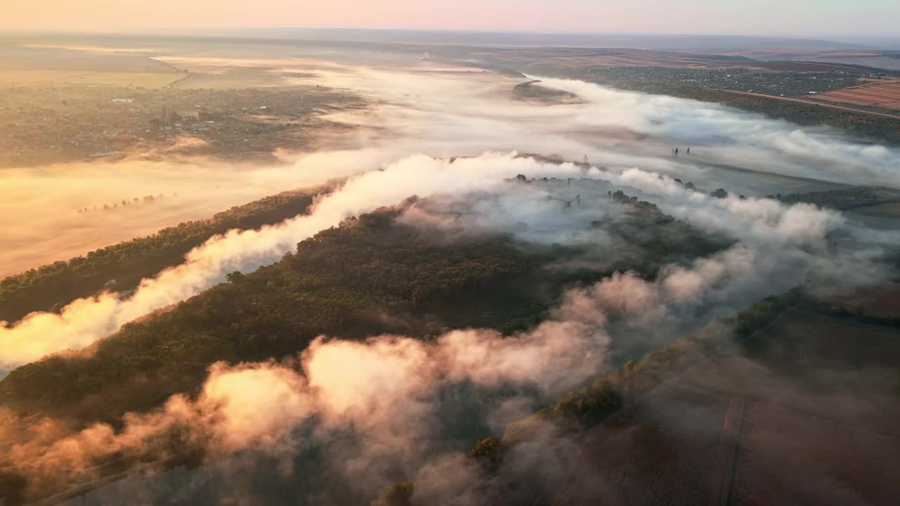 无人机拍摄摩尔多瓦日落美景。河上雾气氤氲，绿意盎然视频素材