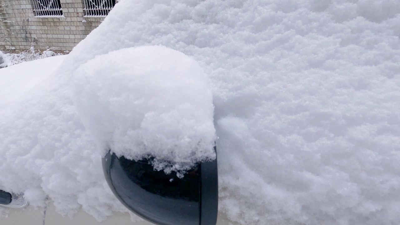 车外的后视镜上覆盖着蓬松的雪视频素材