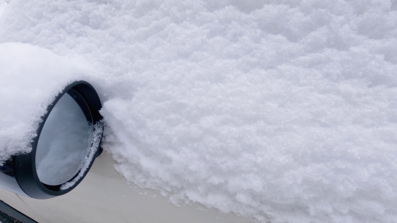 车外的后视镜上覆盖着蓬松的雪视频素材