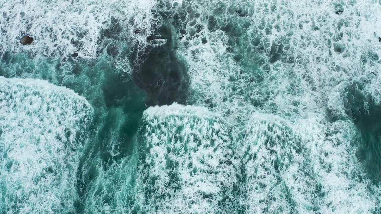 大浪的鸟瞰图，在海洋中泡沫和飞溅，慢动作视频素材