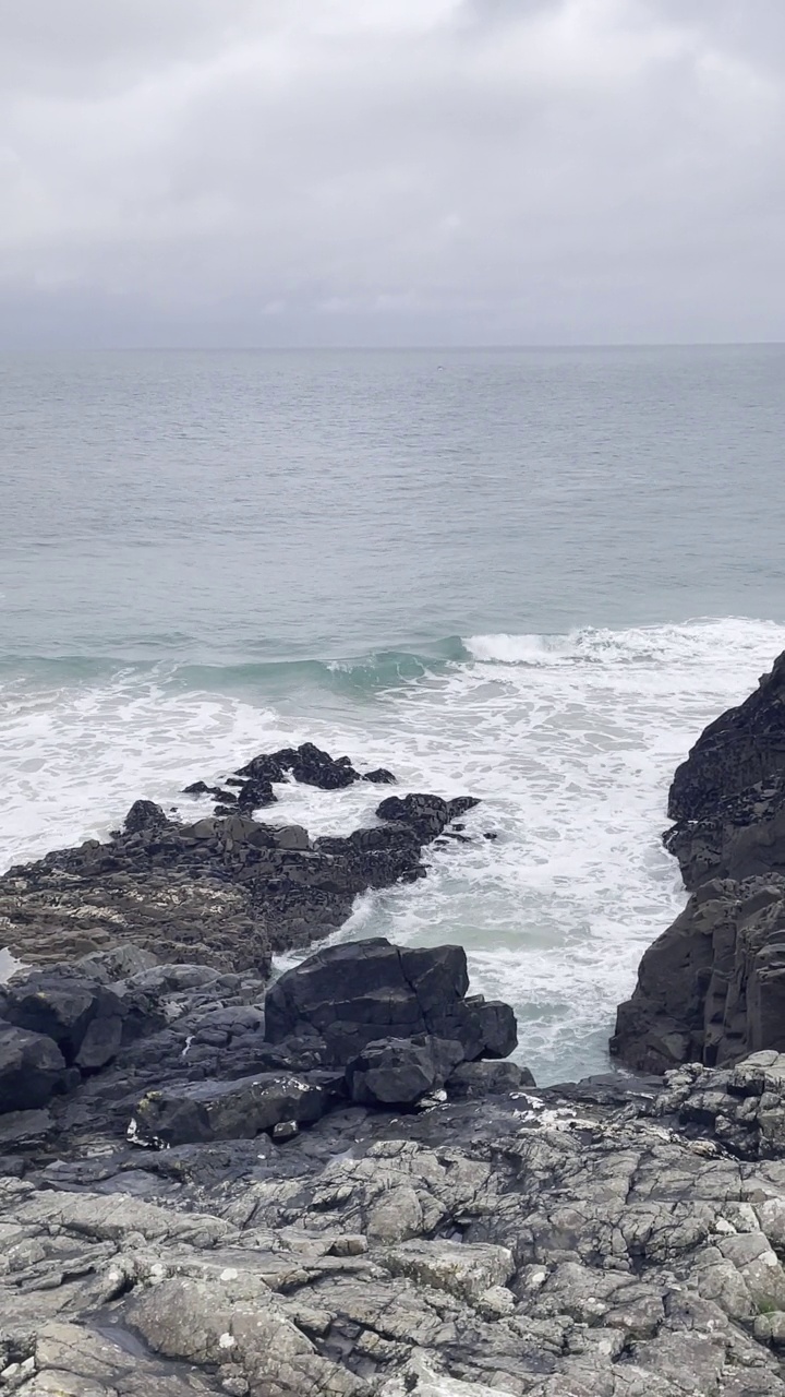 康沃尔海岸的海浪撞击着岩石视频下载